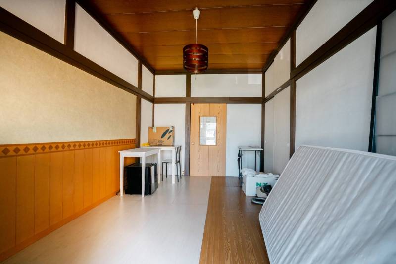 2階和室B(現況ウッドカーペットで多目的利用)、約7畳です。