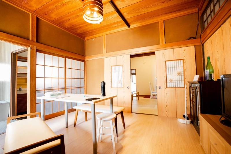 2階和室A(現況ウッドカーペットで洋室利用)、約9畳です。