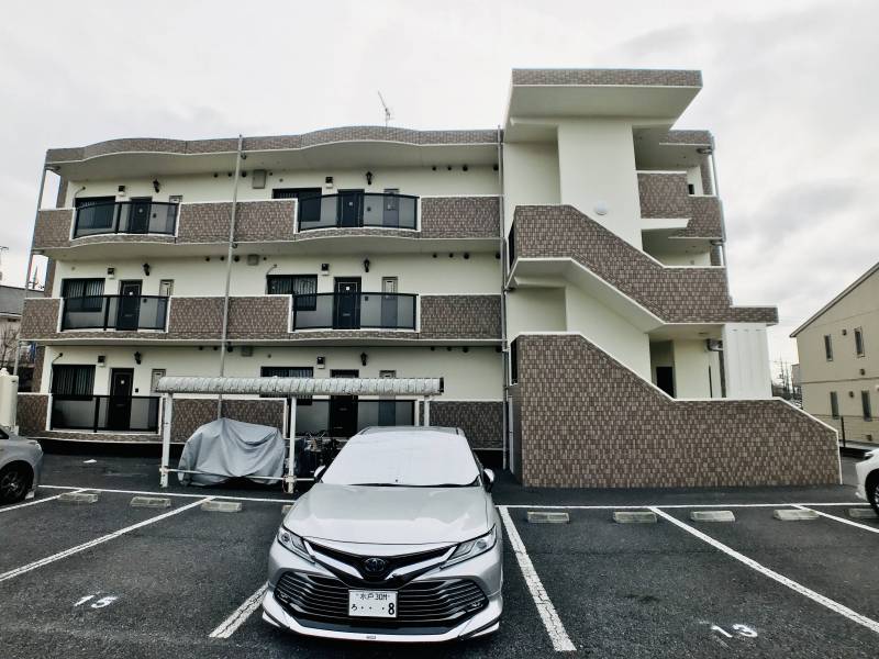 敷地内駐車場は各部屋2台駐車可能です♪