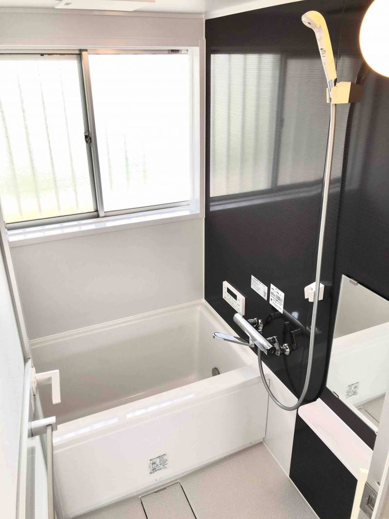 広々システムユニットバス。窓もあり、開放感もあります。