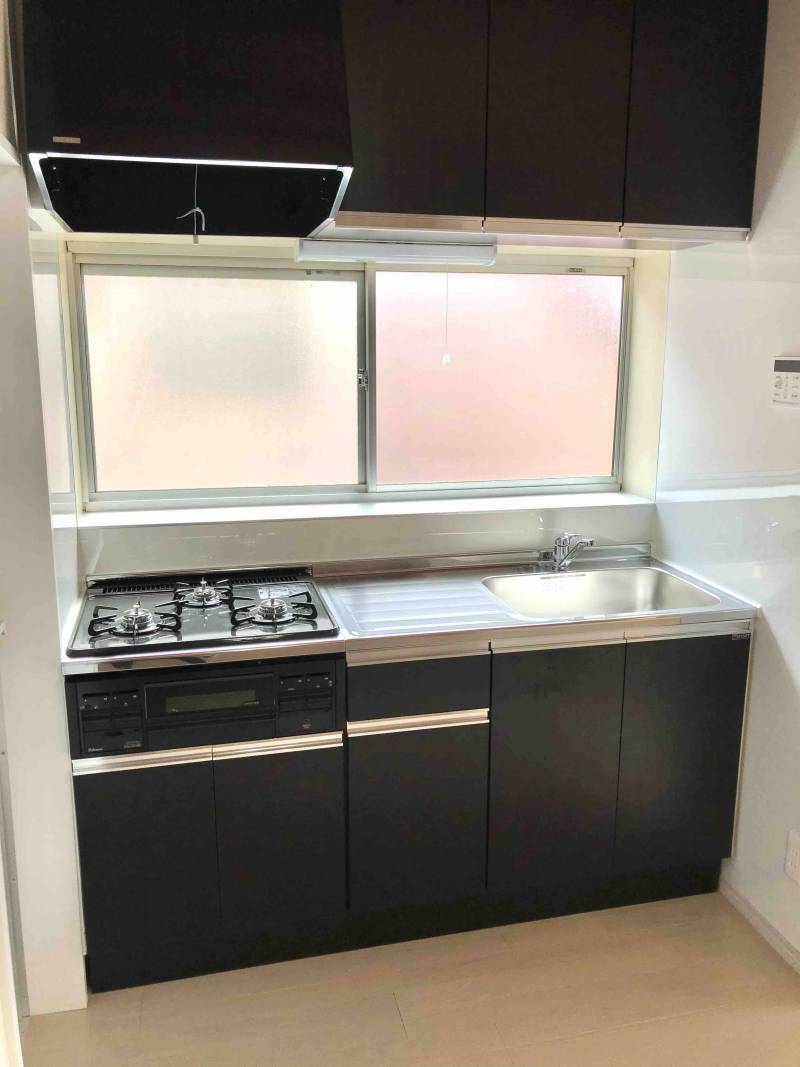 広々システムキッチンガスコンロも２口、料理好きな方に大好評