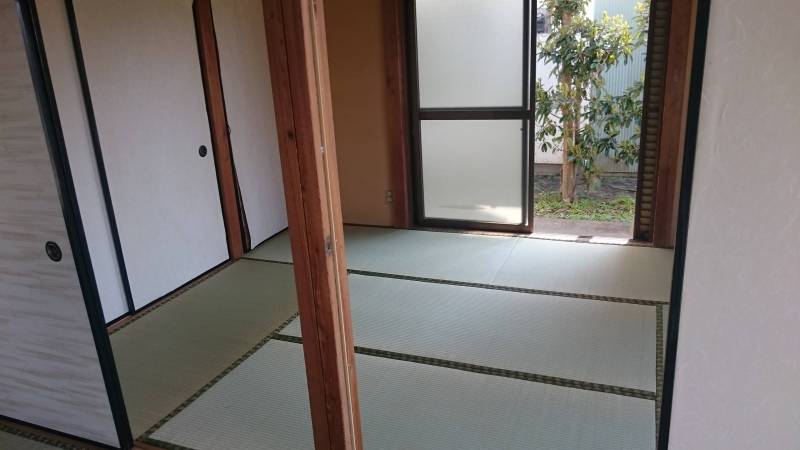 日当たりもよいです。奥には押入れもあります。