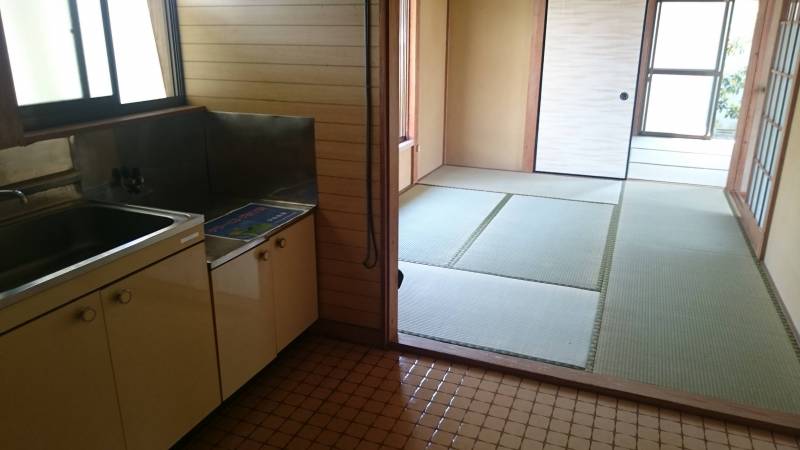 台所から６畳２間の部屋が見渡せます。