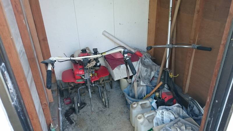 外には倉庫もあり、耕運機があります。ご自由にお使いください。