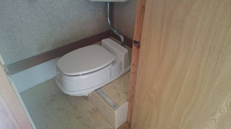 和式の水洗トイレに、簡易型の洋式トイレを置いています。