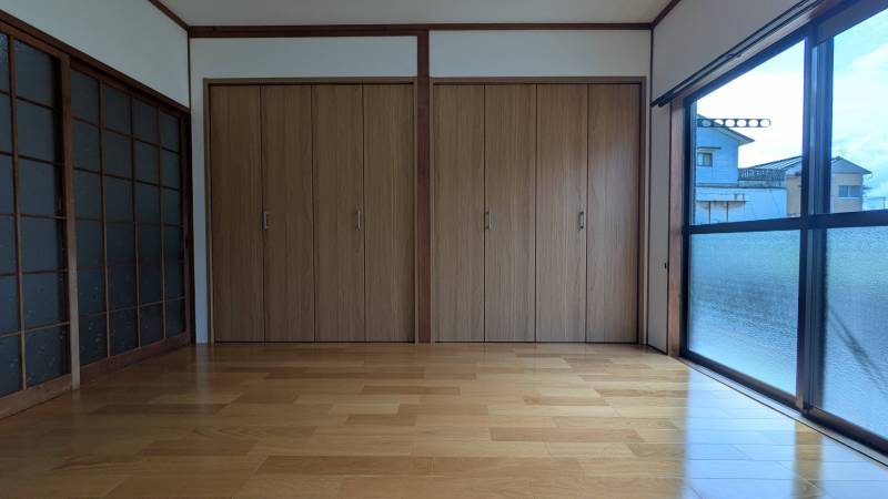 収納力たっぷりのハンガーパイプ付収納。
