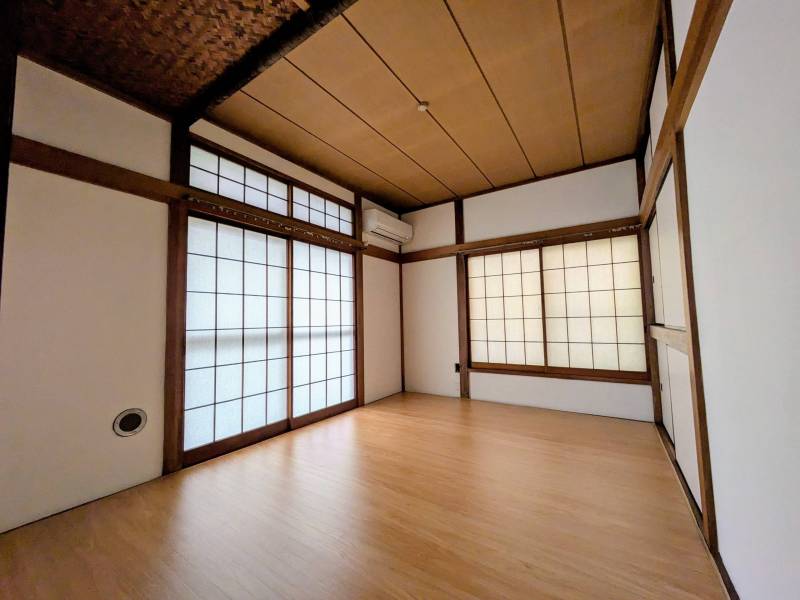 １階和室の壁は漆喰塗り！
エアコン設置済み！照明設置予定！