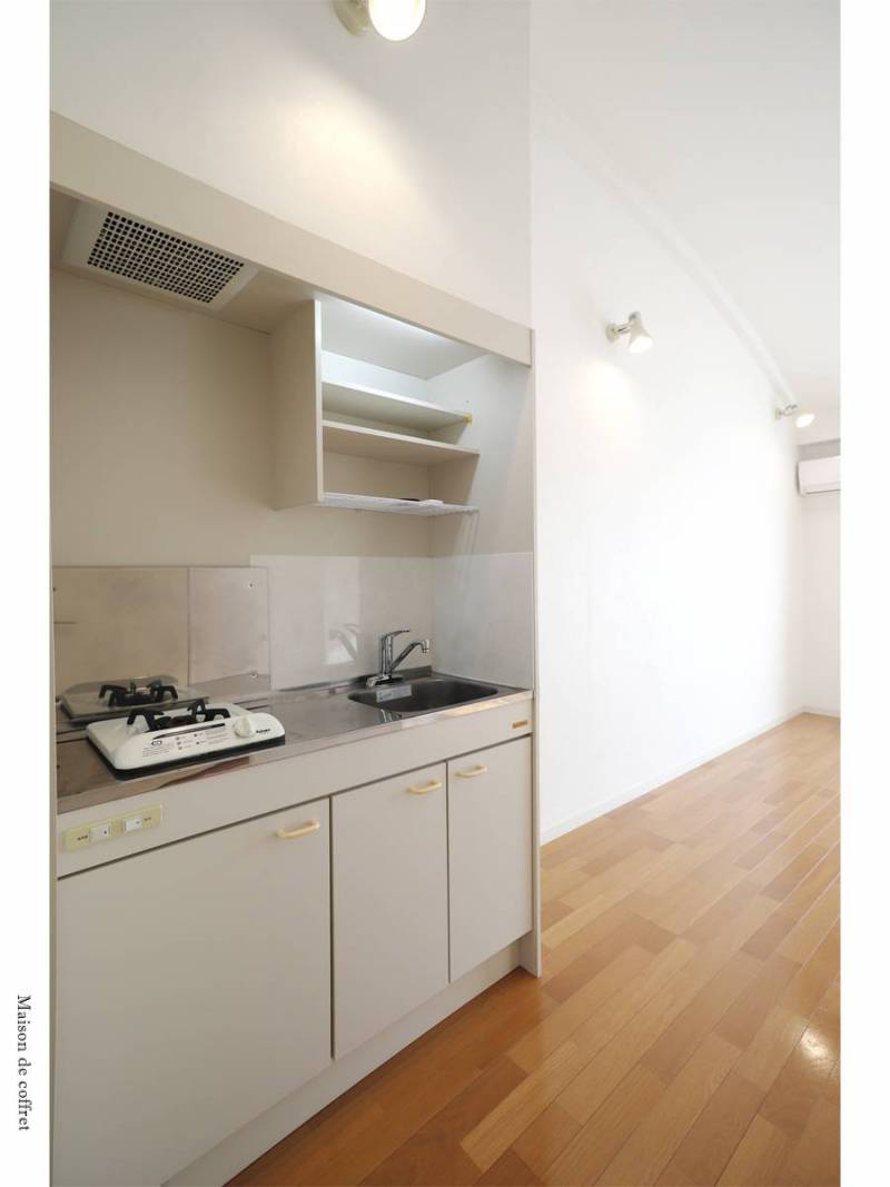 キッチンの水栓器具はシングルレバー混合栓に交換済み