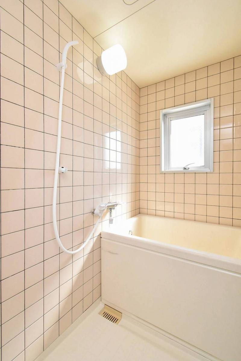 窓の付いているバスルーム