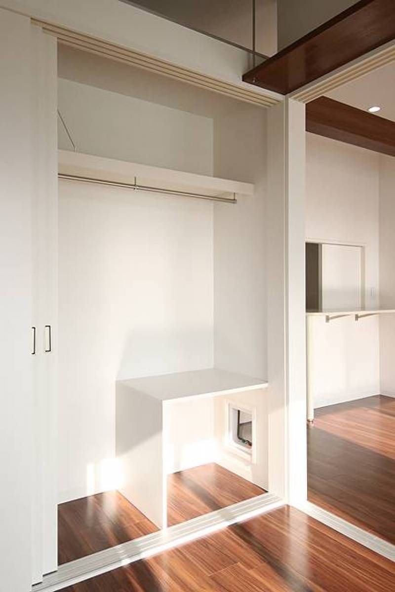 洋室の大容量クローゼットの一角には猫ちゃん用トイレスペース。