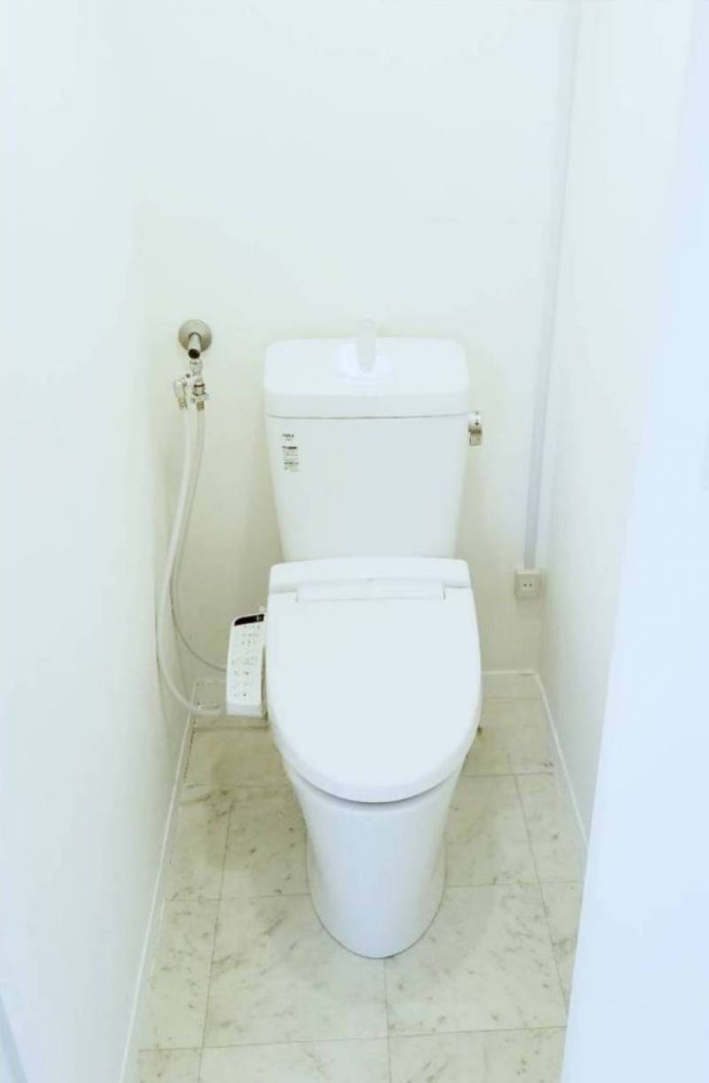 LIXIL の新しいトイレを設置♪
広くて明るくてキレイ！