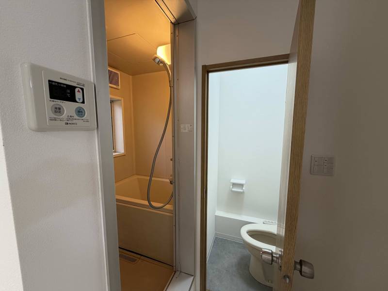 温水ウォッシュレット付きのトイレもとてもおしゃれですね♪