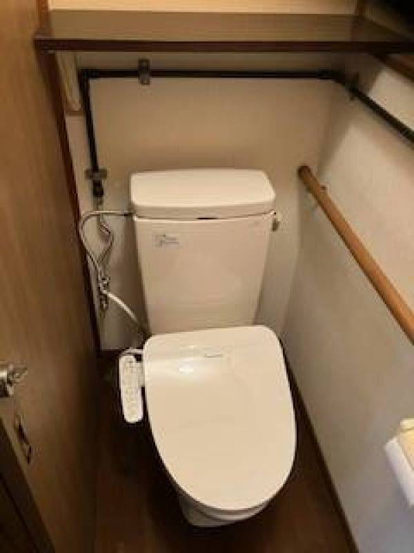 ウオッシュレット交換して
後に大きめの棚を付けました