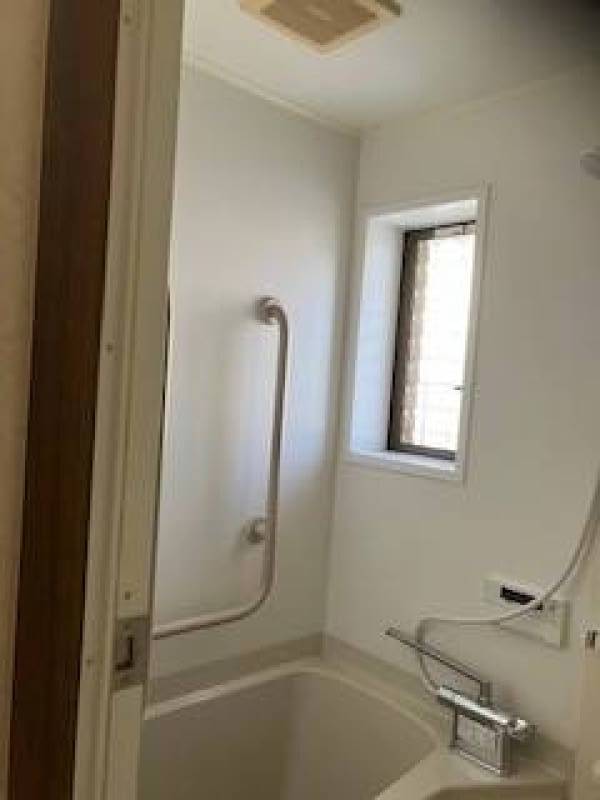 浴室、窓付き明るいです