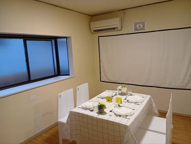 100インチスクリーンで映画を楽しめます。