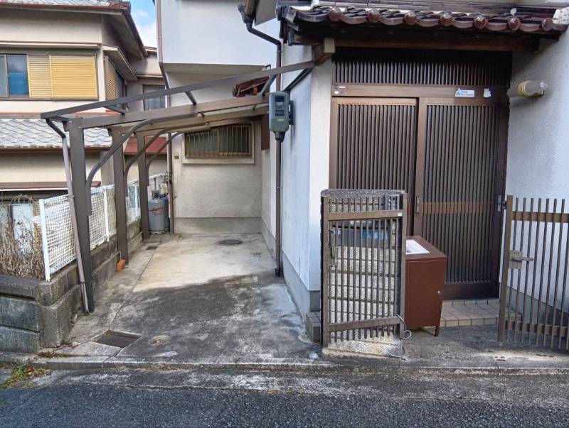 カーポートに車が停められます。