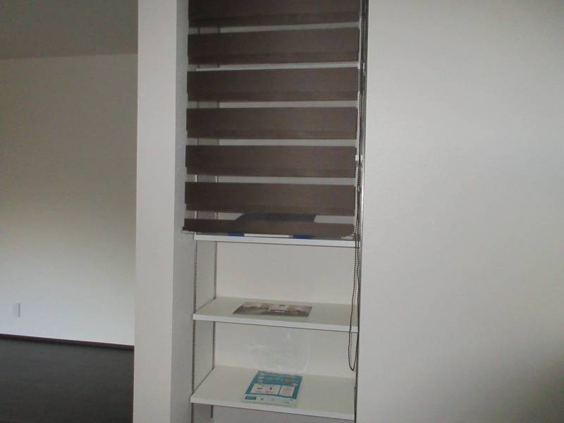 作業スペースとパントリーのあるゆったりキッチン。