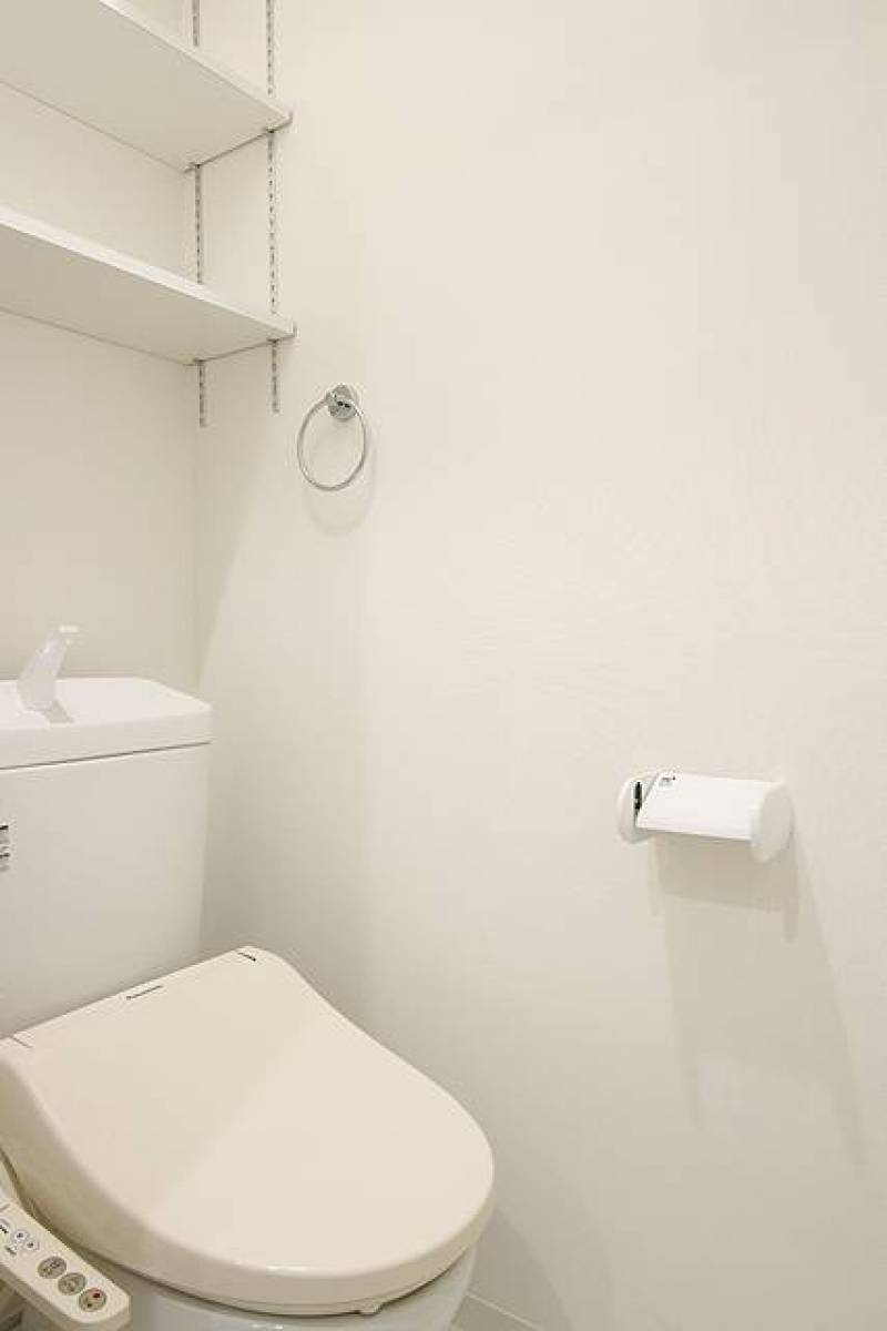 白を基調とした清潔感のある温水洗浄便座付トイレ。