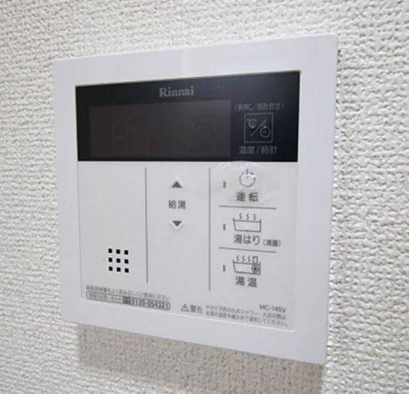 キッチンと浴室のリモコンで温度調節やお湯張りが可能です。