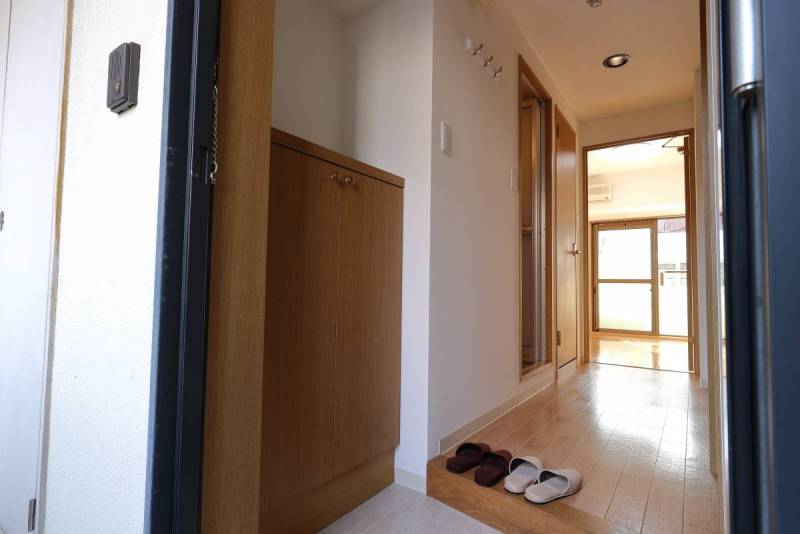 玄関　靴箱有り。靴をしまっておくと玄関がスッキリします。