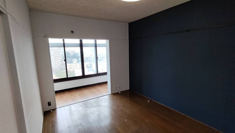 エアコンを取り付けられる穴がありますので取付安心です。