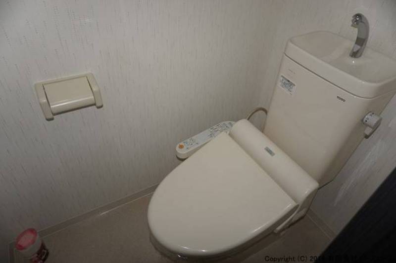温水洗浄便座付きトイレです。