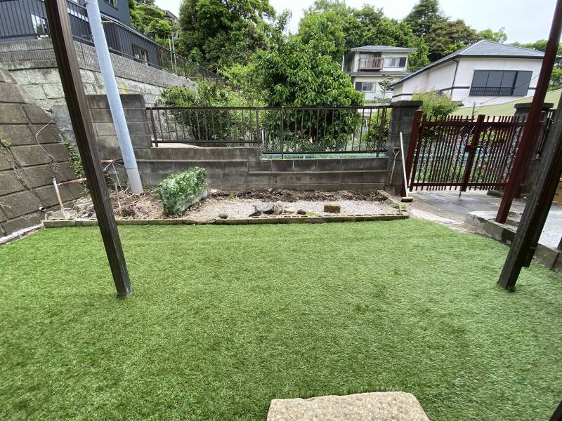 縁側の前には人工芝を敷いたお庭が広がります。