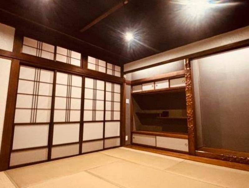伝統的な和の趣とモダンが融合した、落ち着きのある和室