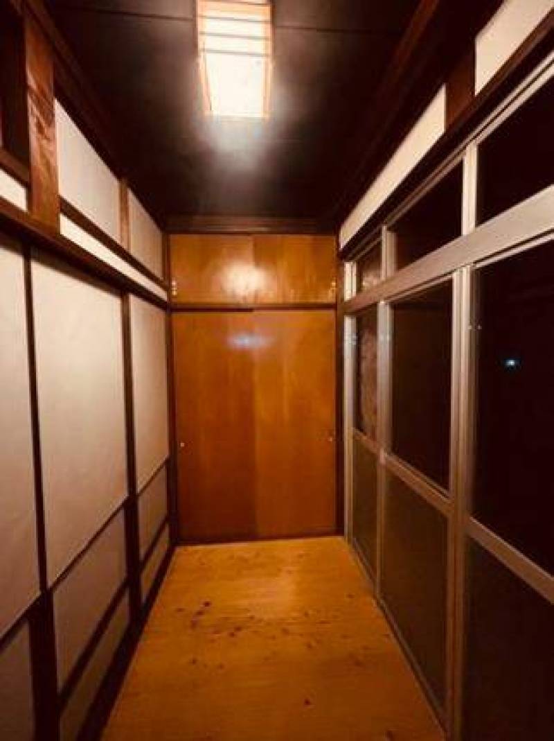 やわらかな光が差し込む、日当たりが良く気持ちの良い広々縁側