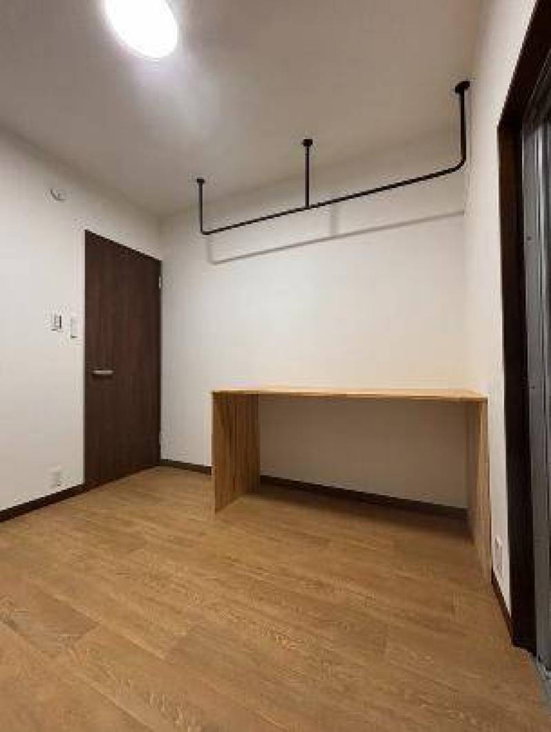 室内干しや見せる収納に便利な備え付けの天吊りアイアンハンガー