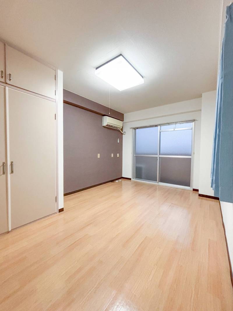 クローゼット付きの広々としたお部屋です