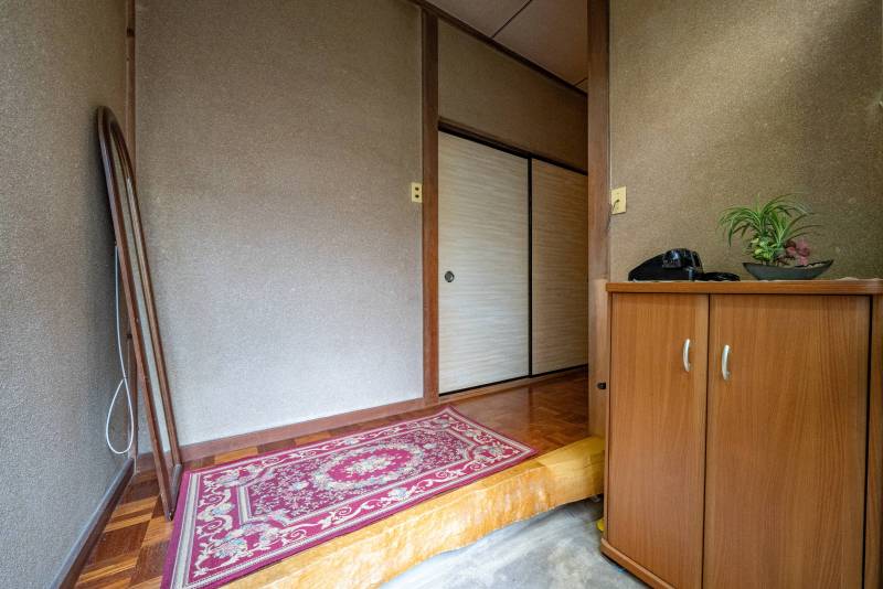 昭和ロマンな玄関は重厚な造りで広々。靴箱、姿見で身だしなみ
