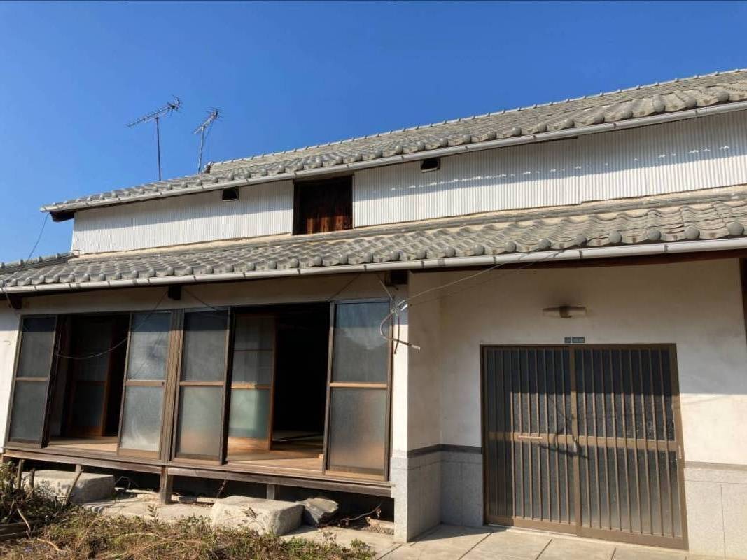 南向きの玄関でとても陽当たりが良いです。