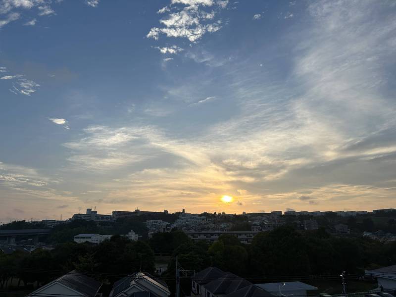 西側窓からの夕暮れ羨望
