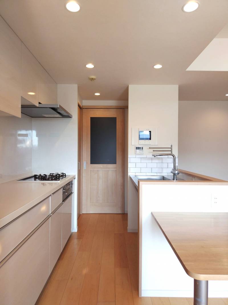 きれいで、片づけもしやすい横並びダイニングと対面キッチン