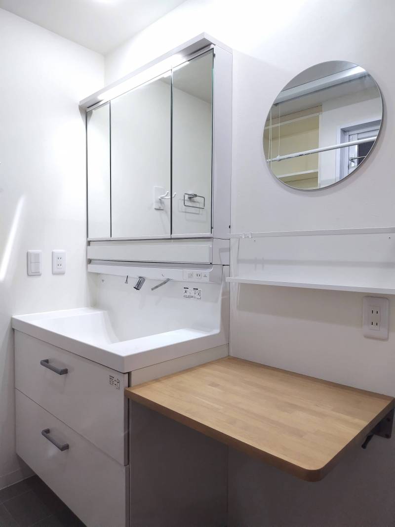 洗濯機と洗面だけでなく作業台もある広くて部屋干しもできる洗面