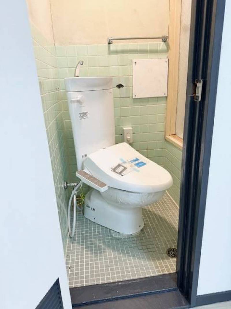 トイレ(タンク,本体,温水洗浄便座)もTOTOの新品に交換
