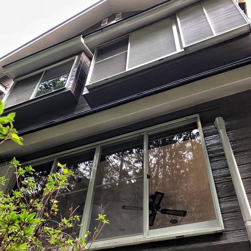 せせらぎ側から見た物件の外観です