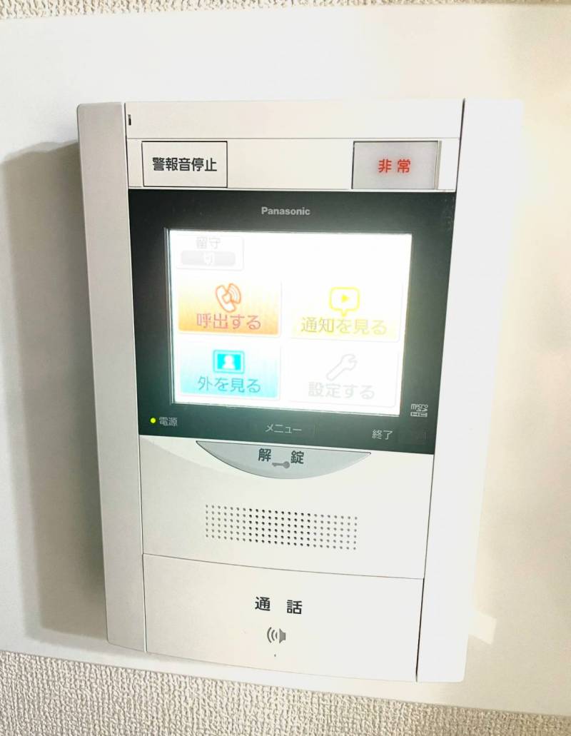 カラーモニター付きドアホンです。オートロック解除もできます。