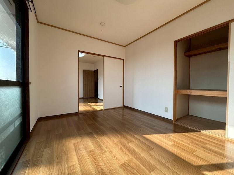 広さを感じやすいシンプルな洋室 収納有り