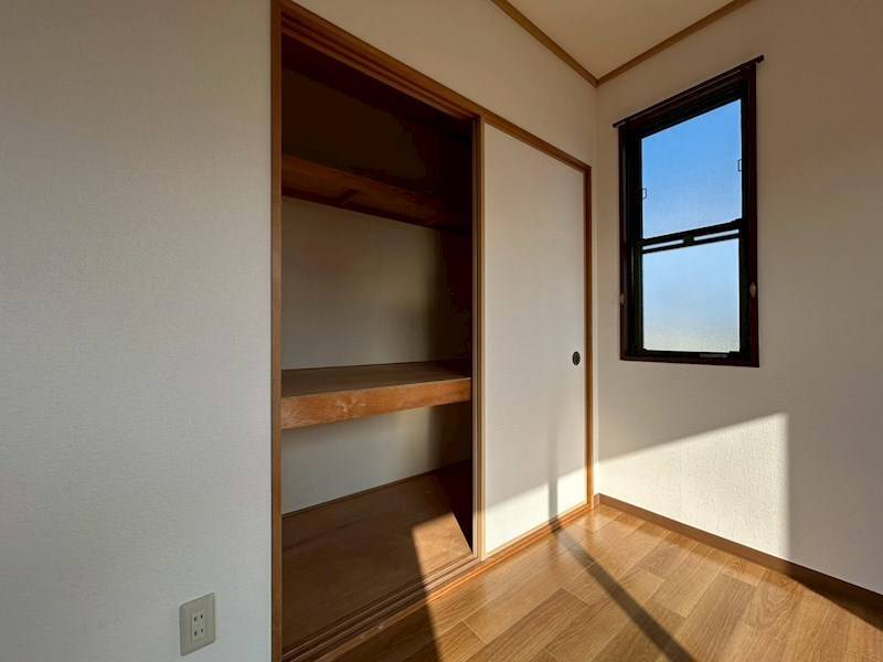 収納棚付きで空間を有効活用可能