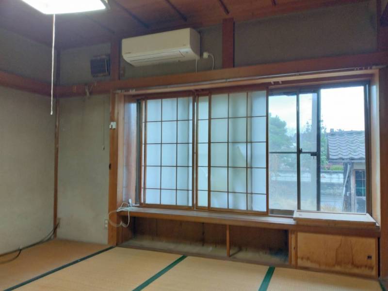 エアコンは残置物ですがリモコンがあれば使えます