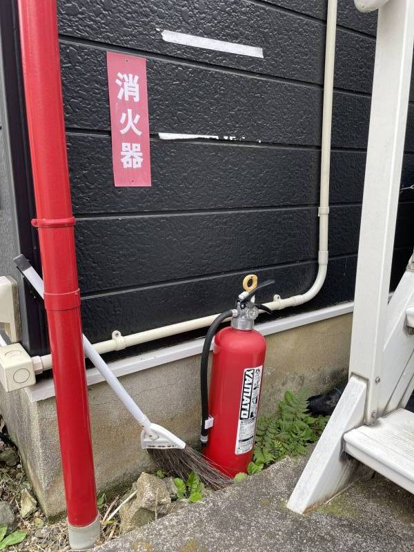 階段下に消化器の設置