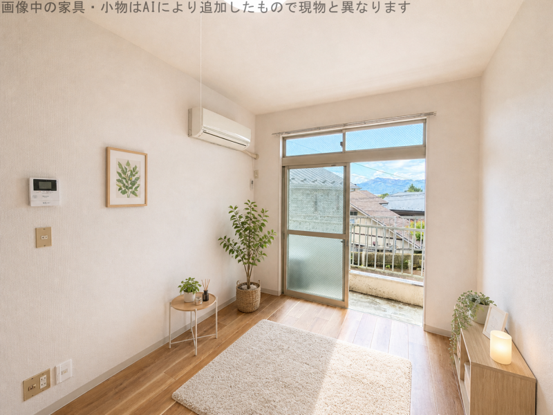 大きな窓から光が差し込む、明るく開放的な洋室です！