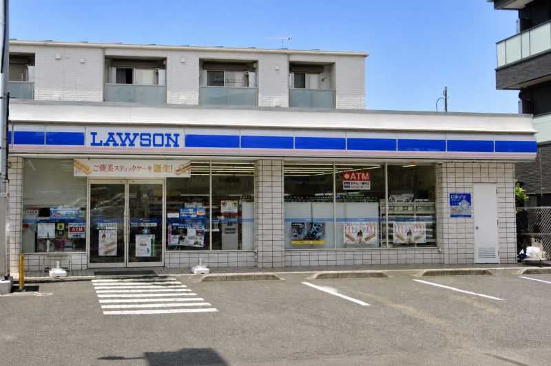 徒歩6分にローソンあり。深夜のちょっとしたお買い物も安心！