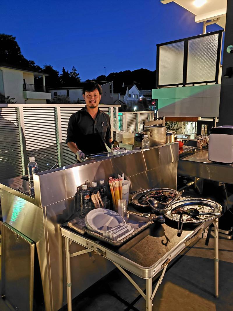 屋上テラスでシェフを呼んで入居者向け食事会開催も