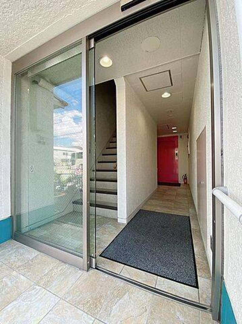 自動ドアと石材タイルで清潔感のあるエントランスです！