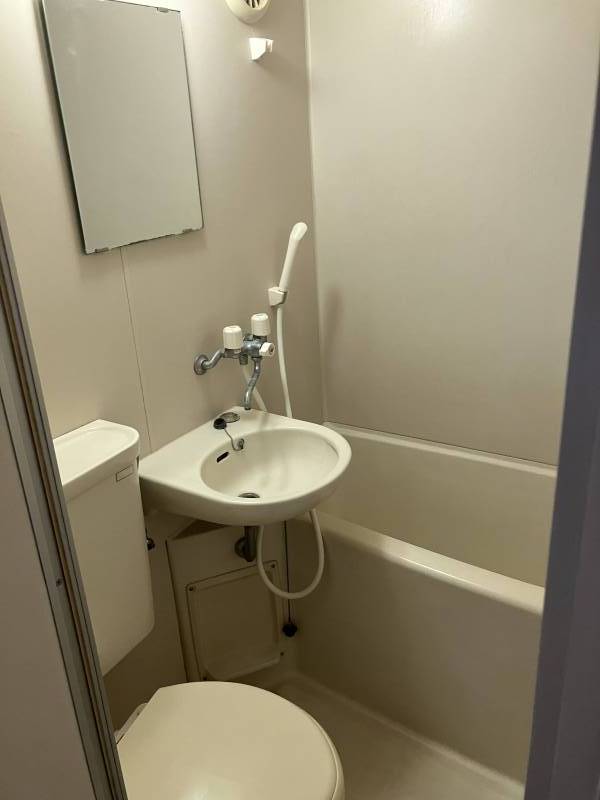 玄関を入って右側にお風呂と洗面台、トイレあり）