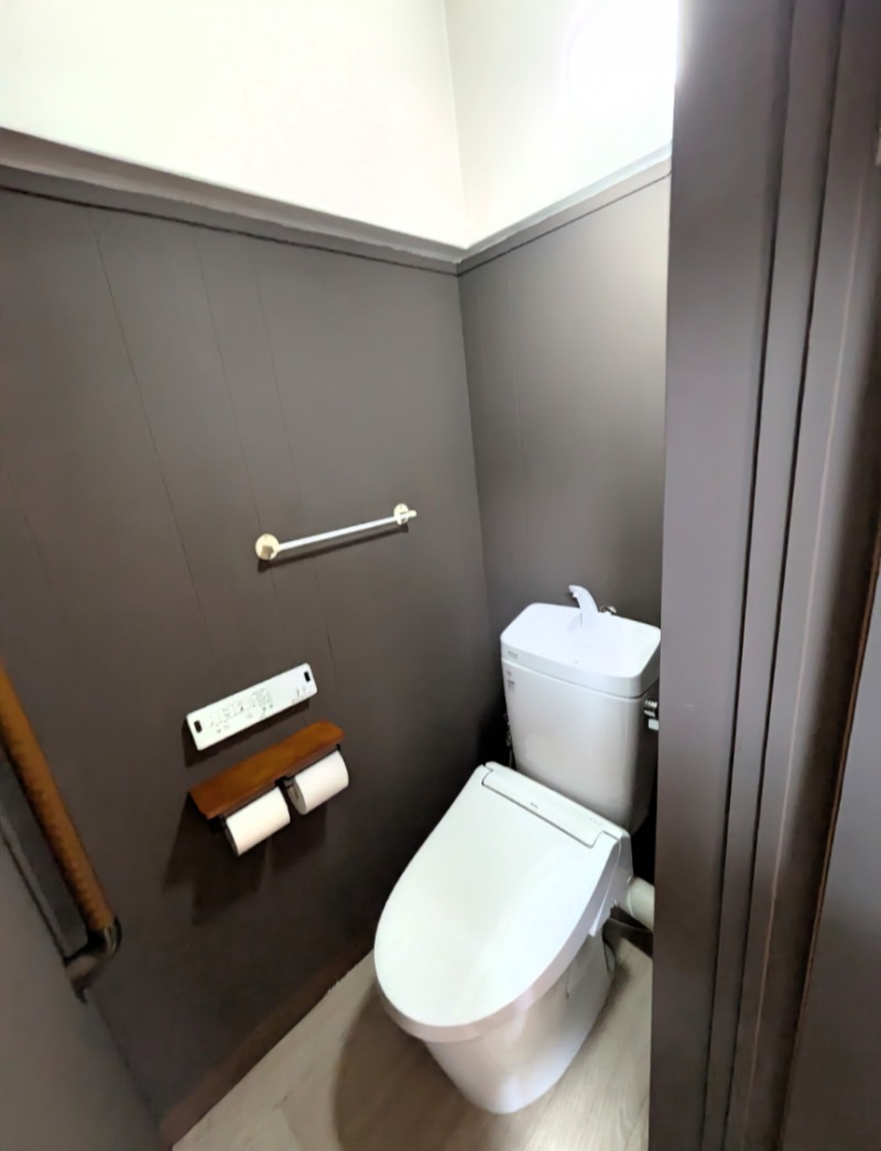 トイレは新品。温水暖房便座付き。