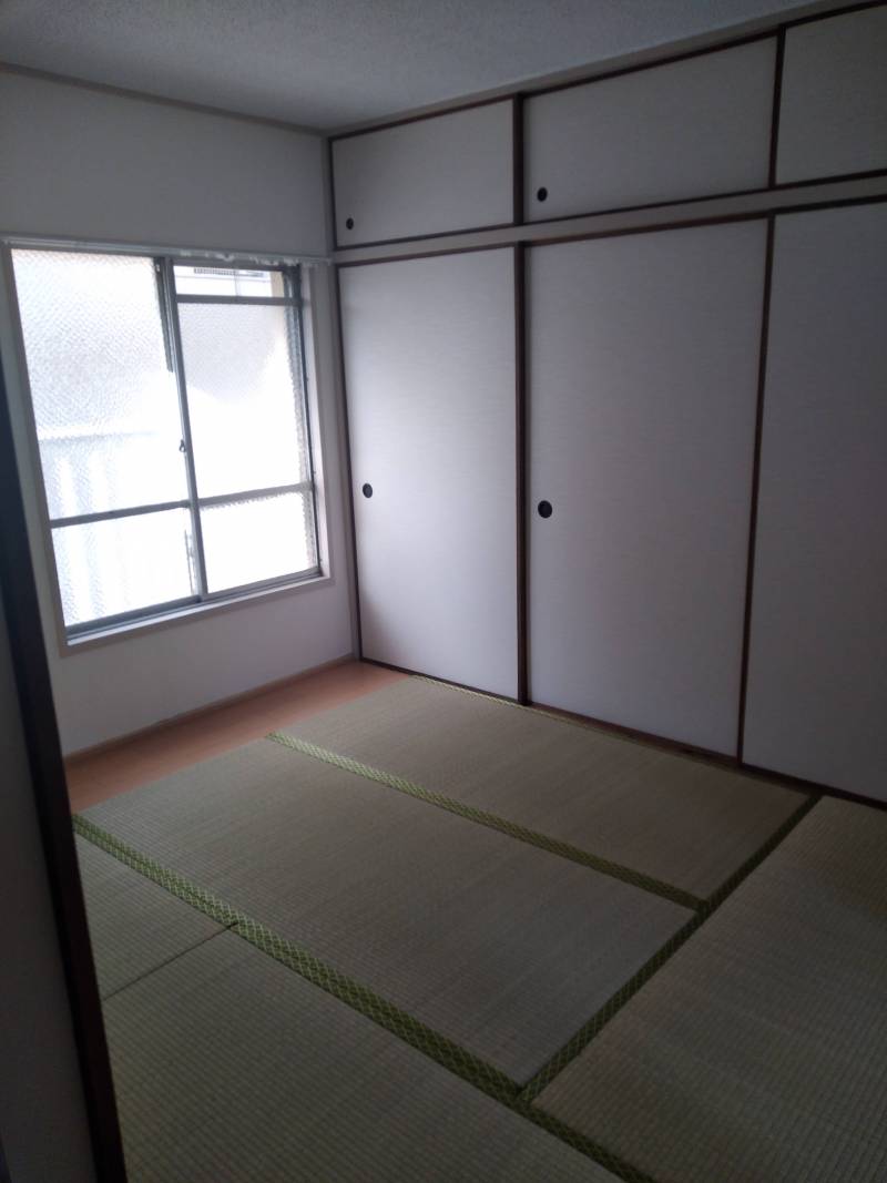 畳の間はいきなりくつろげますね。もっと明るいですよ。